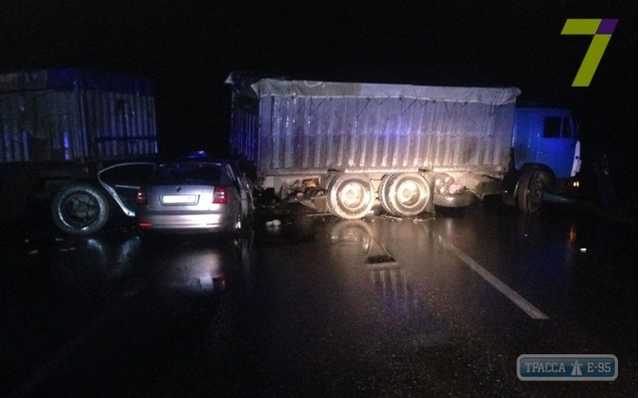 ДТП под Одессой: водитель грузовика "уничтожил" иномарку