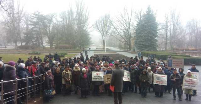 В Николаеве рабочие перекрыли движение на мосту. Требуют погасить долги по зарплате