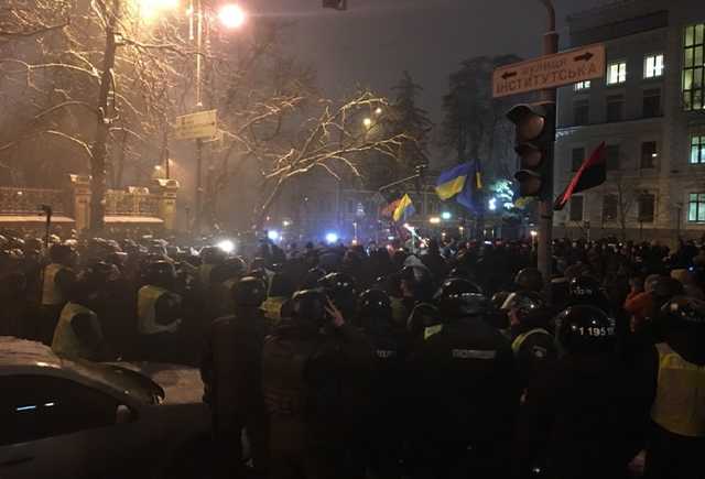 Під АП почався конфлікт між протестувальниками та поліцією