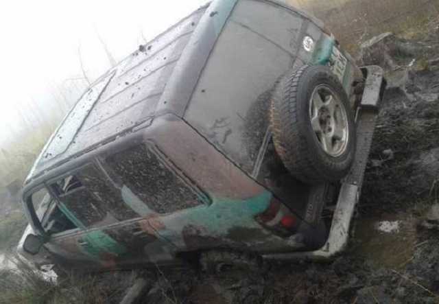 Волынские браконьеры бросили джип в болоте