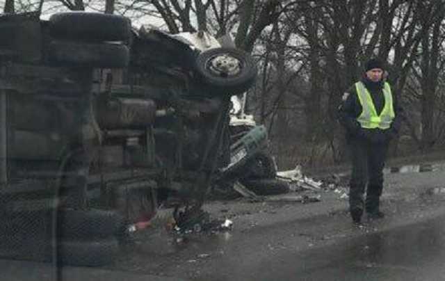 На трассе Киев - Переяслав лоб в лоб столкнулись две "Газели"
