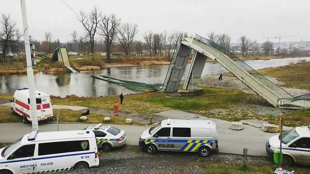 В Праге обрушился мост: первые данные о раненых и фото