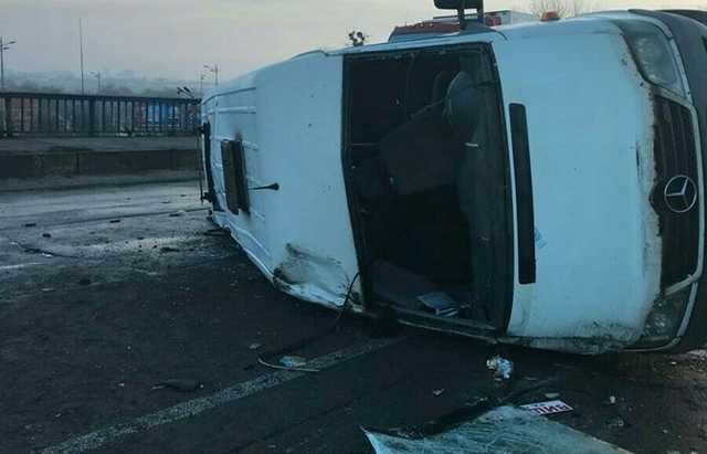 В Киеве маршрутка попала в страшное тройное ДТП