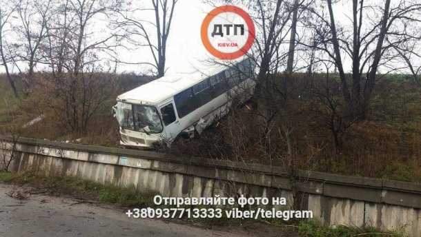 В Киеве маршрутка вылетела с дороги и "полетела" с горки