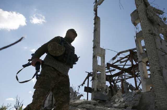 За минувшие сутки в зоне АТО пострадали трое украинских военных – штаб