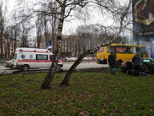 На проспекте Победы в Киеве автомобиль протаранил маршрутку