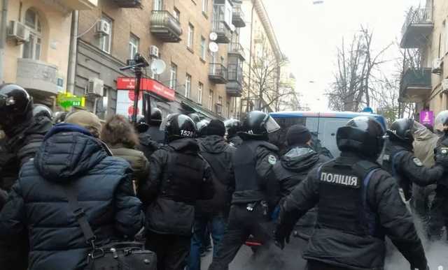 Машину СБУ с задержанным Саакашвили заблокировали в центре Киева