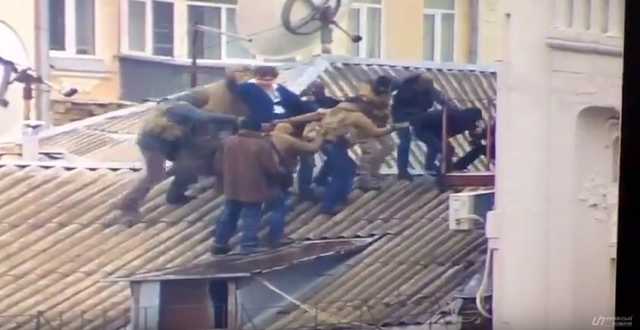 На крыше дома своего. Появились кадры задержания Саакашвили