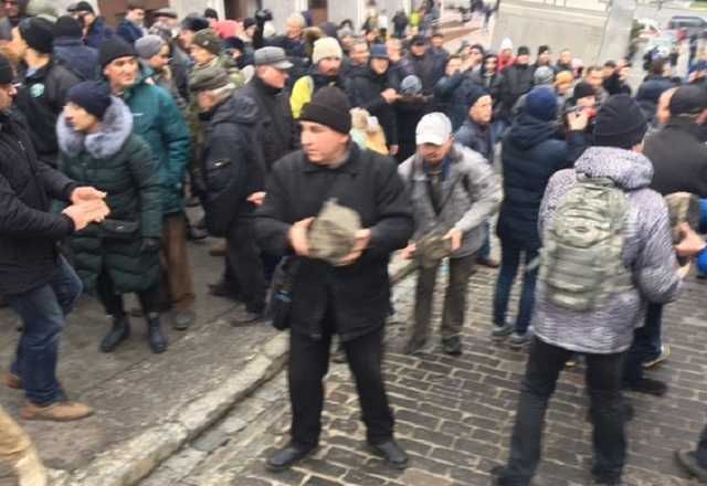 Задержание Саакашвили: на Трехсвятительской появилась первая баррикада