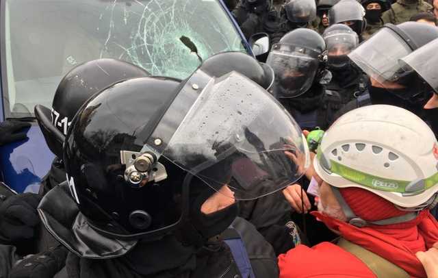 Заблокированному в машине Саакашвили стало плохо, к нему пропустили врача