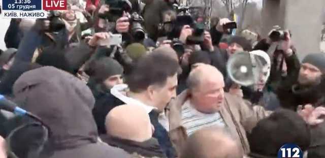 Активисты вытащили Саакашвили из машины СБУ
