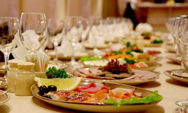 Даже воды не предложили: сеть взбесил "банкет" для незрячих на Житомирщине