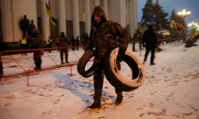 Жгут костры, сносят шины: активисты укрепляют баррикады у Рады после штурма полиции