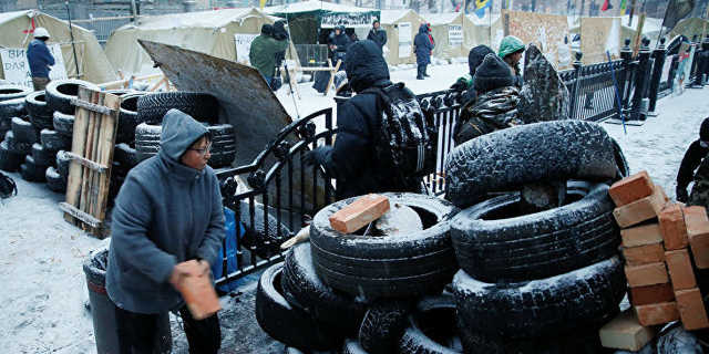 У Рады растут баррикады: палаточный городок ощетинивается ежами