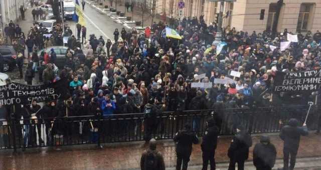 Рух в центрі Києва перекрито, б’ють барабани: що відбувається