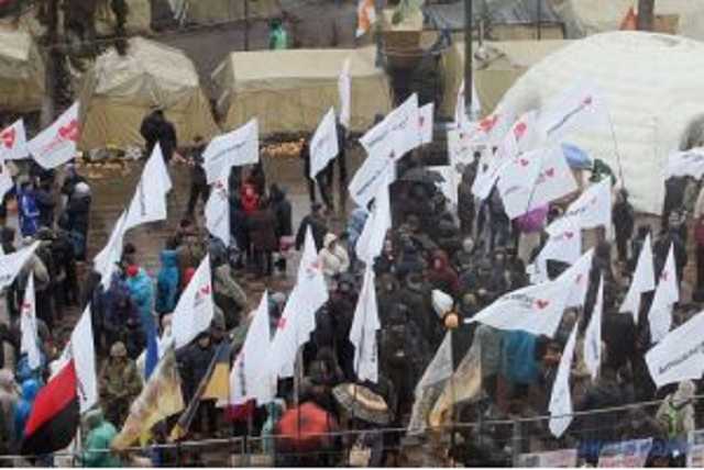 Под Радой протестуют около тысячи человек