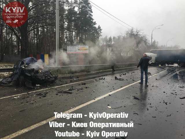 Жуткое ДТП под Киевом: фура «раздавила» легковушку, водитель погиб