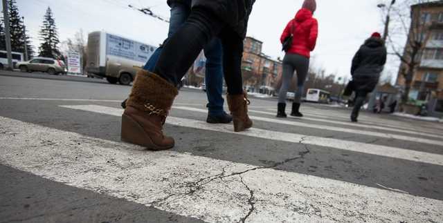 В Киеве на переходе грузовик переехал женщину