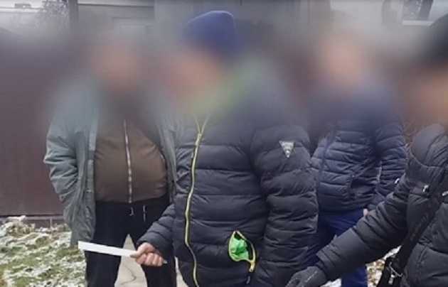 В Киеве на Соломенке мужчина с ножом грабил подростков