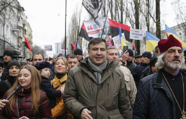 Активисты пытались прорвать кордон правоохранителей, чтобы попасть на заседание по Саакашвили