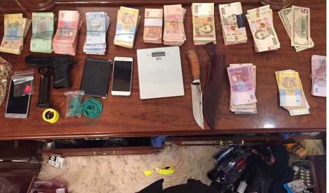 Наркодиллеры-оптовики Киевщины зарабатывали "честным трудом" 200 тысяч гривен в месяц