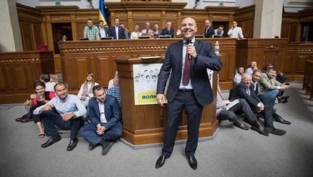 Сколько украинцы отдают денег на политиков ежедневно