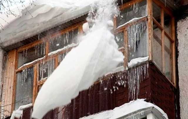 В столице на женщину упала огромная сосулька