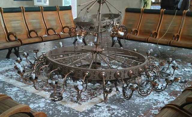 В зале ожидания херсонского вокзала упала огромная люстра