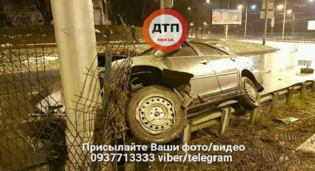 У Києві водій зніс 30 метрів відбійника та втік з місця ДТП