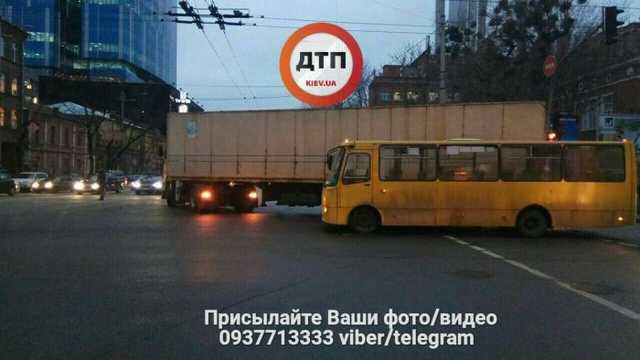У центрі Києва маршрутка влетіла у вантажівку (фото)