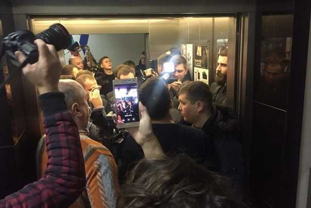 В офис газеты «Вести» ворвалась полиция