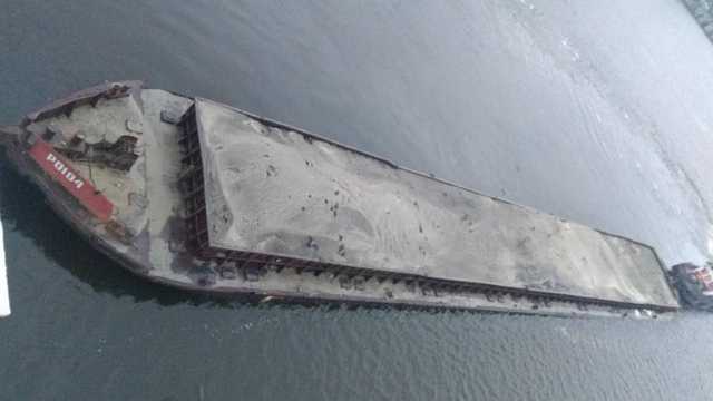 В Киеве баржа, нагруженная песком, врезалась в пешеходный мост