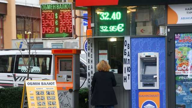 Доллар пробил новую психологическую отметку: все прогнозы в одной статье