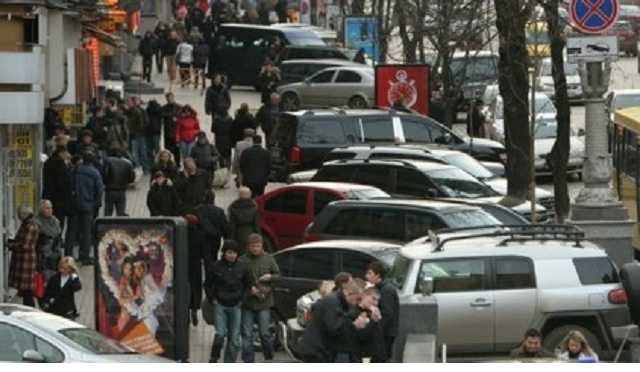 В Киеве прохожие «нежно» проучили наглого героя парковки