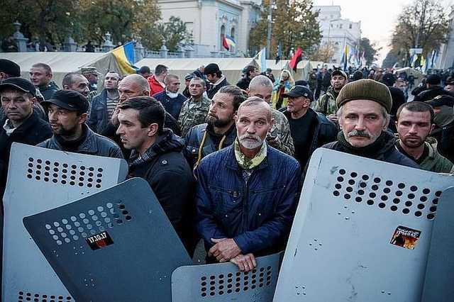 В центр Киева несут шины и строят баррикады