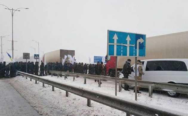 В Умани и Корце аграрии перекрыли дороги