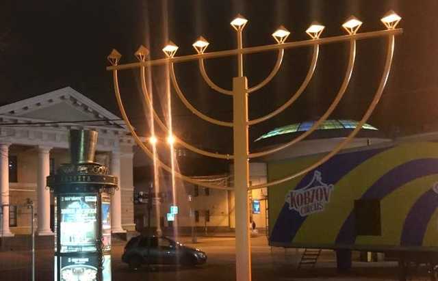 Кровь на монументе: в Киеве осквернили символ Хануки