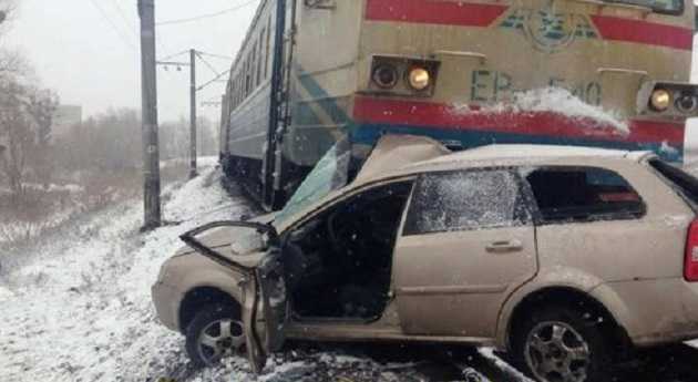 Под Киевом поезд протаранил авто
