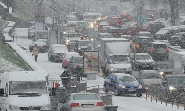 Снег и десятибальные пробки: в Сети назвали виновников транспортного коллапса в Киеве