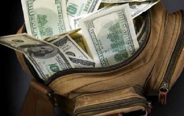 Почему НБУ разрешил ввозить в Украину миллион наличных долларов без документов?