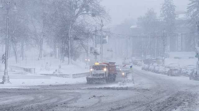 К уборке снега в Киеве привлекли даже военных