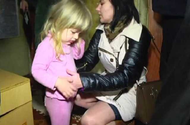 Психически больная женщина растила детей в грязи и на одних сухарях