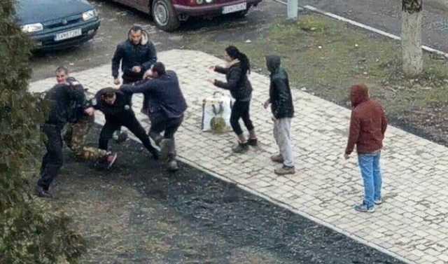 На Закарпатті серед білого дня цигани жорстоко побили поліцейського