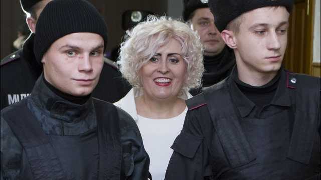 Скандальна екс-мер Слов’янська Штепа побоялася заходити до будівлі суду