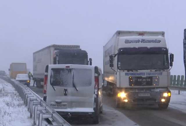 На трассе Киев-Одесса образовалась 7-километровая очередь из грузовиков