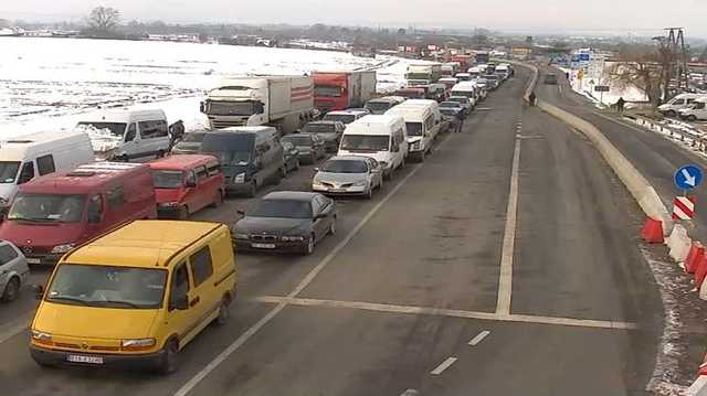 Прожить 6 дней в очереди. Злые лыжники и водители устроили коллапс на границе