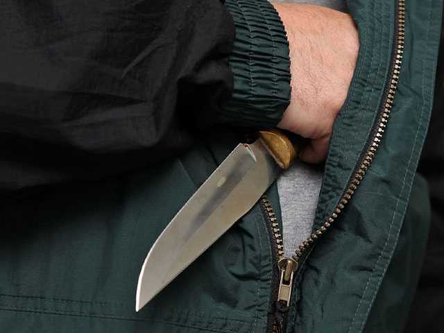 Кровавая сцена в аэропорту: преступник хотел себя зарезать