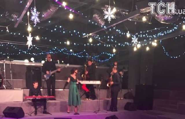 На новорічному корпоративі БПП п’ють вино і чекають на президента