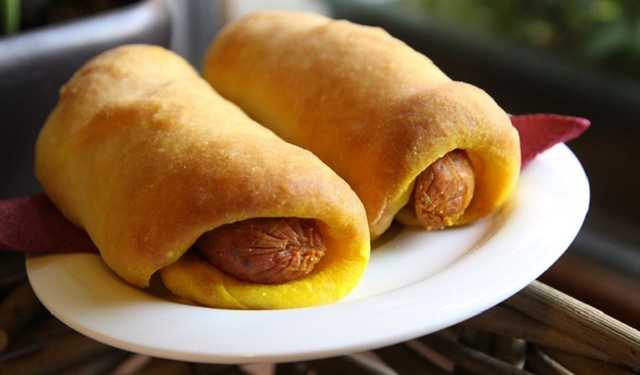 Обманули: мужчина вызвал полицию из-за сосиски в тесте