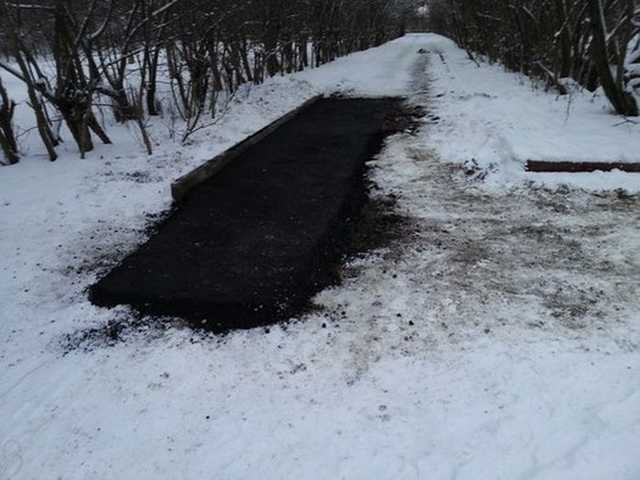 "Нанотехнологии": в Черкассах рабочие топили снег для укладки тротуара